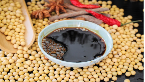 《支付宝》蚂蚁庄园10月23日：人们平时吃的酱油，酿造的主要原料是什么？
